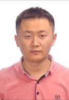 男人穿着衬衫描述已自动生成